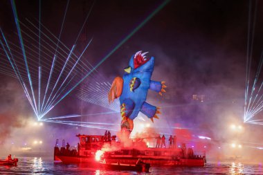 Cracow, Polonya - 4 Haziran 2022 Büyük Ejder Geçidi. Vistula Nehri 'ndeki Büyük Açık Hava Şovu.