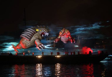 Cracow, Polonya - 4 Haziran 2022 Büyük Ejder Geçidi. Vistula Nehri 'ndeki Büyük Açık Hava Şovu.