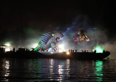 Cracow, Polonya - 4 Haziran 2022 Büyük Ejder Geçidi. Vistula Nehri 'ndeki Büyük Açık Hava Şovu.