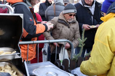 Krakow, Polonya - 18 Aralık 2022: Krakow 'daki ana meydandaki fakir ve evsizler için Noel arifesi. Kosciuszko grubu Krakow 'daki açık havada en büyük arifeyi hazırlıyor