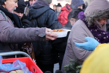 Krakow, Polonya - 18 Aralık 2022: Krakow 'daki ana meydandaki fakir ve evsizler için Noel arifesi. Kosciuszko grubu Krakow 'daki açık havada en büyük arifeyi hazırlıyor