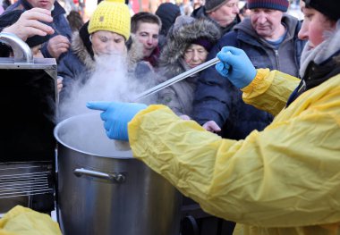 Krakow, Polonya - 18 Aralık 2022: Krakow 'daki ana meydandaki fakir ve evsizler için Noel arifesi. Kosciuszko grubu Krakow 'daki açık havada en büyük arifeyi hazırlıyor