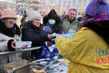 Krakow, Polonya - 18 Aralık 2022: Krakow 'daki ana meydandaki fakir ve evsizler için Noel arifesi. Kosciuszko grubu Krakow 'daki açık havada en büyük arifeyi hazırlıyor