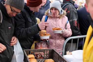 Krakow, Polonya - 18 Aralık 2022: Krakow 'daki ana meydandaki fakir ve evsizler için Noel arifesi. Kosciuszko grubu Krakow 'daki açık havada en büyük arifeyi hazırlıyor