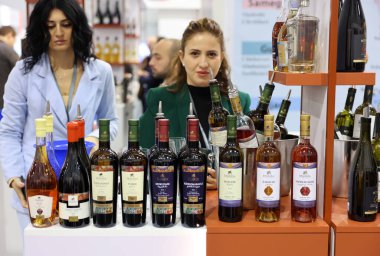 Cracow, Polonya - 17 Kasım 2022: Uluslararası Şarap Fuarı ENOEXPO, Krakow. Dünyanın dört bir yanından şarap üreticileri ithalat dağıtımcıları ve temsilcileriyle tanışıyor.. 