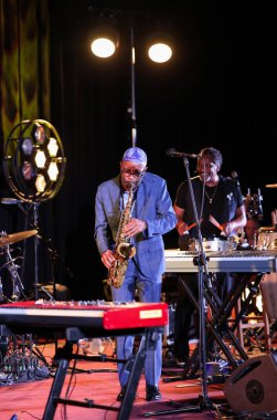 Cracow, Polonya - 08 Temmuz 2022: Kenny Garrett Quintet Polonya 'nın Krakow kentinde düzenlenen Yaz Caz Festivali' nde Kijow Center sahnesinde canlı performans sergiledi. 