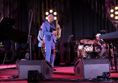 Cracow, Polonya - 08 Temmuz 2022: Kenny Garrett Quintet Polonya 'nın Krakow kentinde düzenlenen Yaz Caz Festivali' nde Kijow Center sahnesinde canlı performans sergiledi. 