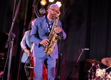 Cracow, Polonya - 08 Temmuz 2022: Kenny Garrett Quintet Polonya 'nın Krakow kentinde düzenlenen Yaz Caz Festivali' nde Kijow Center sahnesinde canlı performans sergiledi. 