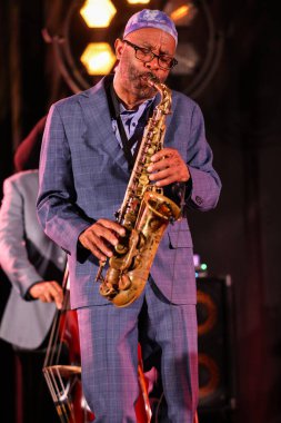 Cracow, Polonya - 08 Temmuz 2022: Kenny Garrett Quintet Polonya 'nın Krakow kentinde düzenlenen Yaz Caz Festivali' nde Kijow Center sahnesinde canlı performans sergiledi. 