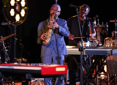 Cracow, Polonya - 08 Temmuz 2022: Kenny Garrett Quintet Polonya 'nın Krakow kentinde düzenlenen Yaz Caz Festivali' nde Kijow Center sahnesinde canlı performans sergiledi. 