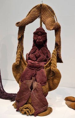 Venedik, İtalya - 6 Eylül 2022: Venedik 'te 59. Venedik Sanat Bienali. Hindistan' dan Mrinalini Mukherjee 'nin doğal liflerden yaptığı kültürler.