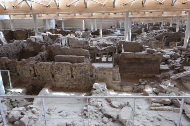 Santorini, Yunanistan - 01 Temmuz 2021: Yunanistan 'ın Santorini adasında bir Minos Çağı yerleşim yeri olan Akrotiri