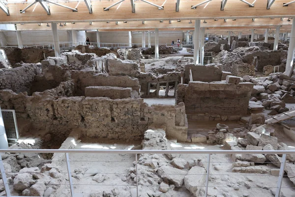 Santorini, Yunanistan - 01 Temmuz 2021: Yunanistan 'ın Santorini adasında bir Minos Çağı yerleşim yeri olan Akrotiri