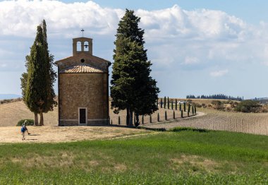 Pienza, İtalya - 12 Eylül 2022: Capella Di Vitaleta, San Quirico ve Pienza arasında, Val d Orcia Tuscany 'de. İtalya