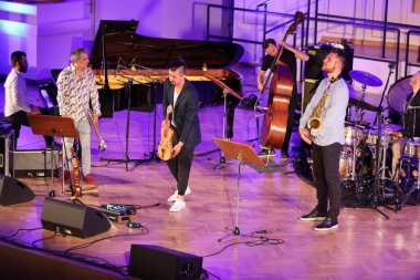 Krakow, Polonya - 4 Temmuz 2022: Adam Baldych Quartet ve Paolo Fresu Krakow Filarmoni Orkestrası 'nın sahnesinde 