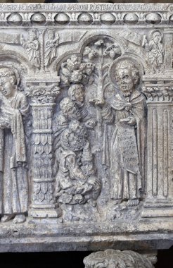 Sahip Marittima, İtalya - 11 Eylül 2022: Küçük bir tapınağın üzerinde dikdörtgen bir banyosu olan muazzam vaftiz fontu. Vaftizin tarihi 1267 'dir. Sahip Marittima 'daki Aziz Cerbonius Katedrali. İtalya