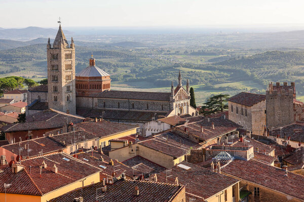 Старый город Масса Мариттима и собор Сан Сербоне Дуомо. Тоскана, Италия.