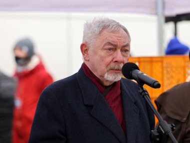 Krakow, Polonya - 19 Aralık 2021: Krakow Başkanı Jacek Majchrowski, Krakow 'daki ana meydandaki yoksul ve evsizler için Noel arifesine katıldı. 
