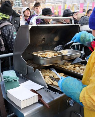 Krakow, Polonya - 18 Aralık 2022: Krakow 'daki ana meydandaki fakir ve evsizler için Noel arifesi. Kosciuszko grubu Krakow 'daki açık havada en büyük arifeyi hazırlıyor