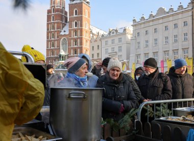 Krakow, Polonya - 18 Aralık 2022: Krakow 'daki ana meydandaki fakir ve evsizler için Noel arifesi. Kosciuszko grubu Krakow 'daki açık havada en büyük arifeyi hazırlıyor