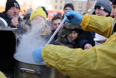 Krakow, Polonya - 18 Aralık 2022: Krakow 'daki ana meydandaki fakir ve evsizler için Noel arifesi. Kosciuszko grubu Krakow 'daki açık havada en büyük arifeyi hazırlıyor