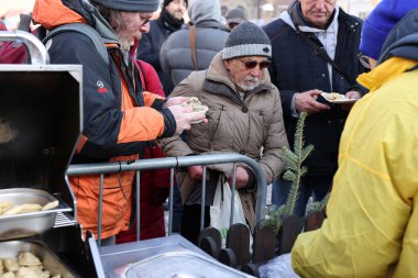 Krakow, Polonya - 18 Aralık 2022: Krakow 'daki ana meydandaki fakir ve evsizler için Noel arifesi. Kosciuszko grubu Krakow 'daki açık havada en büyük arifeyi hazırlıyor