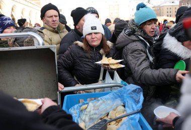 Krakow, Polonya - 18 Aralık 2022: Krakow 'daki ana meydandaki fakir ve evsizler için Noel arifesi. Kosciuszko grubu Krakow 'daki açık havada en büyük arifeyi hazırlıyor