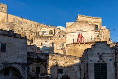 Matera, İtalya - 15 Eylül 2019: Matera şehrinin tarihi bir bölgesi olan Sassi di Matera 'nın tarihi mağara konutlarıyla tanınıyor. Basilicata. İtalya