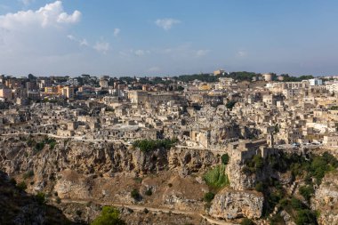 Sassi di Matera 'nın panoramik manzarası Matera şehrinin tarihi bir bölgesidir. Belvedere di Murgia Timone, Basilicata, İtalya' daki antik mağara evleri ile ünlüdür. 