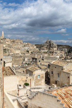 Sassi di Matera 'nın manzarası. Matera şehrinin tarihi bir bölgesidir. Eski mağara evleri ile ünlüdür. Basilicata. İtalya