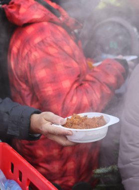 Yoksul ve evsizler için sıcak yemek