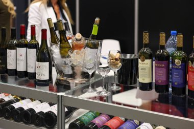 Cracow, Polonya - 17 Kasım 2022: Uluslararası Şarap Fuarı ENOEXPO, Krakow. Dünyanın dört bir yanından şarap üreticileri ithalat dağıtımcıları ve temsilcileriyle tanışıyor.. 