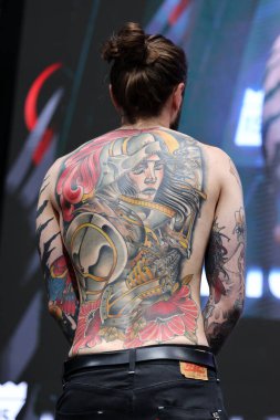 Krakow, Polonya - 11 Haziran 2022: Krakow 'daki 15. Dövme Fuarı' nda en iyi dövme yarışması sırasında kimliği belirsiz katılımcı. En prestijli dövme festivallerinden biri..