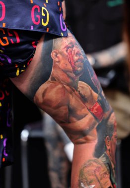 Krakow, Polonya - 12 Haziran 2022: Krakow 'daki 15. Dövme Fuarı' nda en iyi dövme yarışması sırasında kimliği belirsiz katılımcı. En prestijli dövme festivallerinden biri..