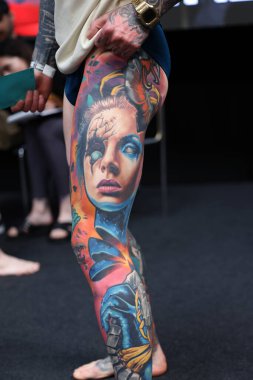 Krakow, Polonya - 12 Haziran 2022: Krakow 'daki 15. Dövme Fuarı' nda en iyi dövme yarışması sırasında kimliği belirsiz katılımcı. En prestijli dövme festivallerinden biri..
