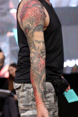 Krakow, Polonya - 12 Haziran 2022: Krakow 'daki 15. Dövme Fuarı' nda en iyi dövme yarışması sırasında kimliği belirsiz katılımcı. En prestijli dövme festivallerinden biri..