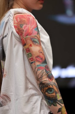 Krakow, Polonya - 12 Haziran 2022: Krakow 'daki 15. Dövme Fuarı' nda en iyi dövme yarışması sırasında kimliği belirsiz katılımcı. En prestijli dövme festivallerinden biri..