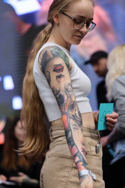 Krakow, Polonya - 12 Haziran 2022: Krakow 'daki 15. Dövme Fuarı' nda en iyi dövme yarışması sırasında kimliği belirsiz katılımcı. En prestijli dövme festivallerinden biri..