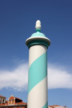 Venedik 'te mavi ve beyaz ahşap demirleme direği. İtalya