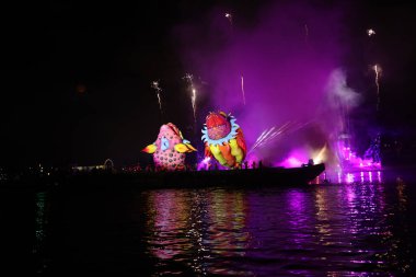 Cracow, Polonya - 4 Haziran 2022 Büyük Ejder Geçidi. Vistula Nehri 'ndeki Büyük Açık Hava Şovu.