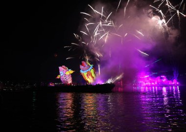 Cracow, Polonya - 4 Haziran 2022 Büyük Ejder Geçidi. Vistula Nehri 'ndeki Büyük Açık Hava Şovu.