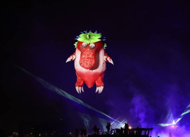 Cracow, Polonya - 4 Haziran 2022 Büyük Ejder Geçidi. Vistula Nehri 'ndeki Büyük Açık Hava Şovu.