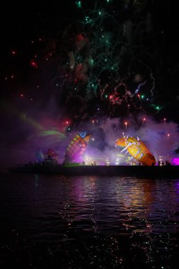 Cracow, Polonya - 4 Haziran 2022 Büyük Ejder Geçidi. Vistula Nehri 'ndeki Büyük Açık Hava Şovu.