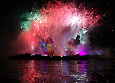 Cracow, Polonya - 4 Haziran 2022 Büyük Ejder Geçidi. Vistula Nehri 'ndeki Büyük Açık Hava Şovu.