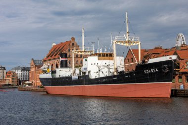 Gdansk, Polonya - 9 Eylül 2020: Soldek, 2. Dünya Savaşı 'ndan sonra bugün Gdansk tersanesine ve müze gemisine inşa edilen ilk gemi. 