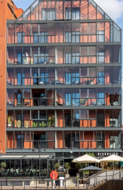 Gdansk, Polonya - 9 Eylül 2020: Eski Gdansk kasabasındaki tahıl ambarlarının modern mimarisi. Polonya