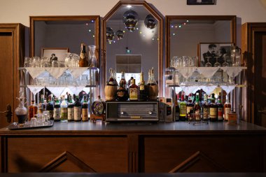 Venedik, İtalya - 6 Eylül 2022 Venedik Sanat Bienali. Zineb Sedira 'nın film kurulumunun başlıkları yoktur. Sizi 1960' lar ve 1970 'lerdeki Fransız pavyonundaki sinemaya götürür.