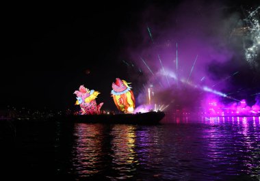 Cracow, Polonya - 4 Haziran 2022 Büyük Ejder Geçidi. Vistula Nehri 'ndeki Büyük Açık Hava Şovu.