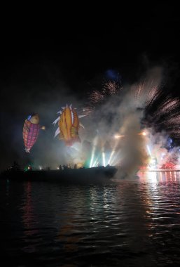 Cracow, Polonya - 4 Haziran 2022 Büyük Ejder Geçidi. Vistula Nehri 'ndeki Büyük Açık Hava Şovu.