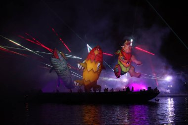 Cracow, Polonya - 4 Haziran 2022 Büyük Ejder Geçidi. Vistula Nehri 'ndeki Büyük Açık Hava Şovu.